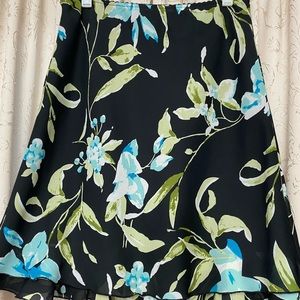 Adorable Briggs flowered skirt